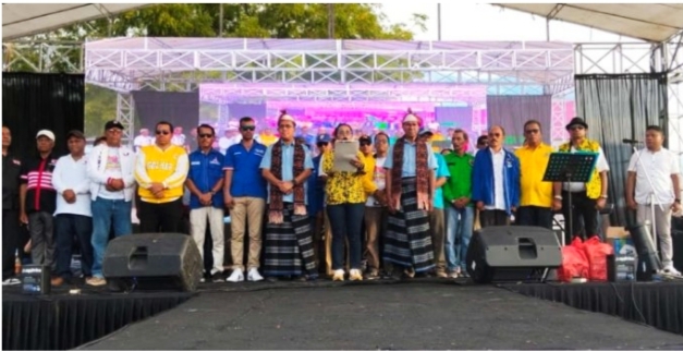 Pasangan Melki-Johni ketika dideklarasikan oleh pimpinan 11 Partai Politik dari Lima Kabupaten di daratan Flores diantaranya Flores Timur, Sikka, Ende, Ngada dan Nagekeo di Lapangan Pancasila Ende, Jumat (20/September/2024). Dokumentasi Foto : SelatanIndonesia.com