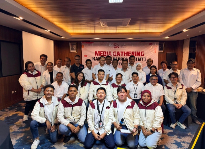 Kepala OJK NTT dan jajaran saat foto bersama wartawan usai kegiatan Media Briefing, Senin (08/Desember/2025). Dok : OJK NTT